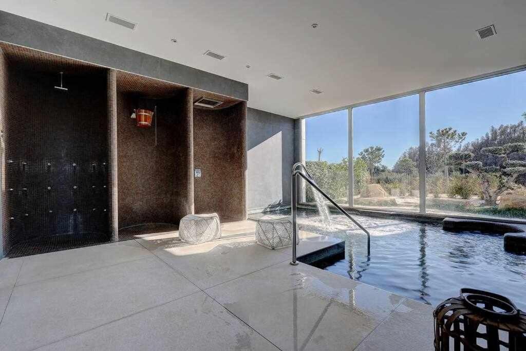 Edge Luxury Beachfront 3br, 3 Pools, Spa, Gym * Estepona
