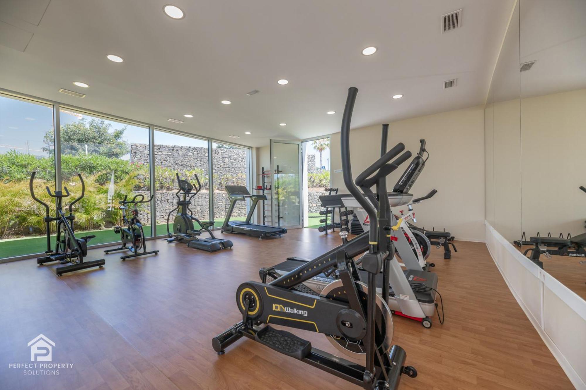 Edge Luxury Beachfront 3br, 3 Pools, Spa, Gym Estepona