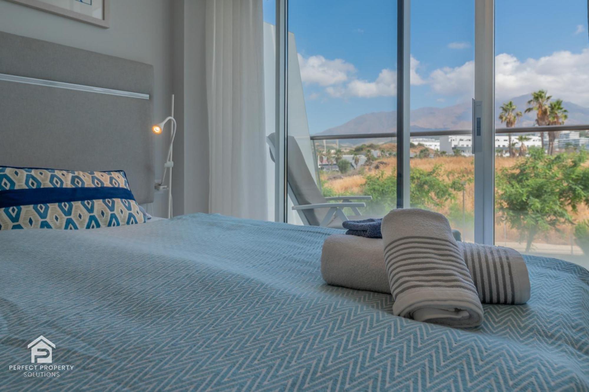 Edge Luxury Beachfront 3br, 3 Pools, Spa, Gym *