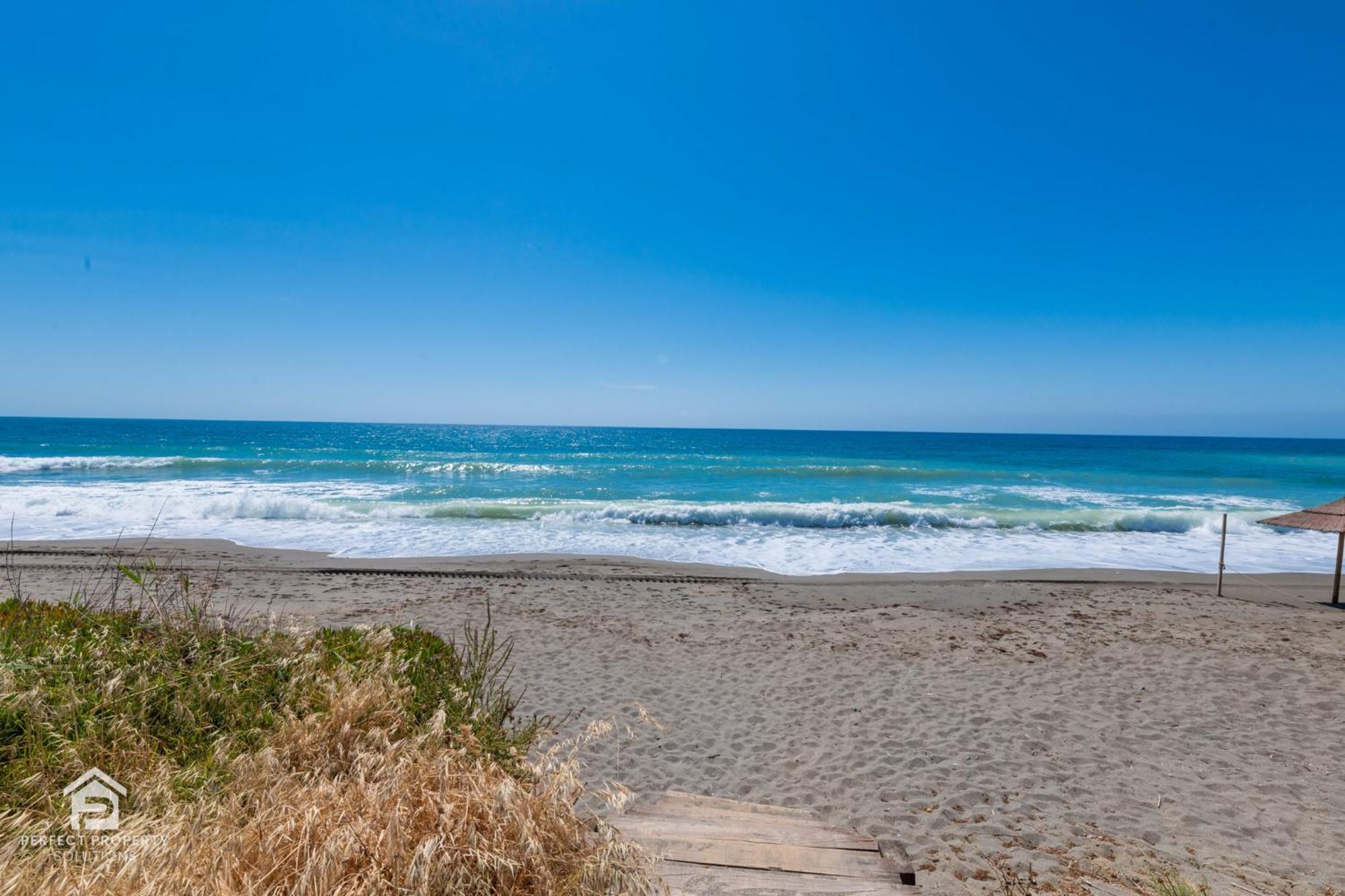 Edge Luxury Beachfront 3br, 3 Pools, Spa, Gym * Estepona